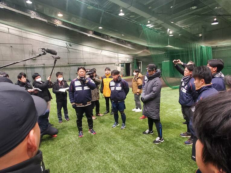 昨季、主将を務めたオイシックス新潟アルビレックスの藤原大智は橋上秀樹監督の隣で訓示を聞いた　©Shunsaku Sakai