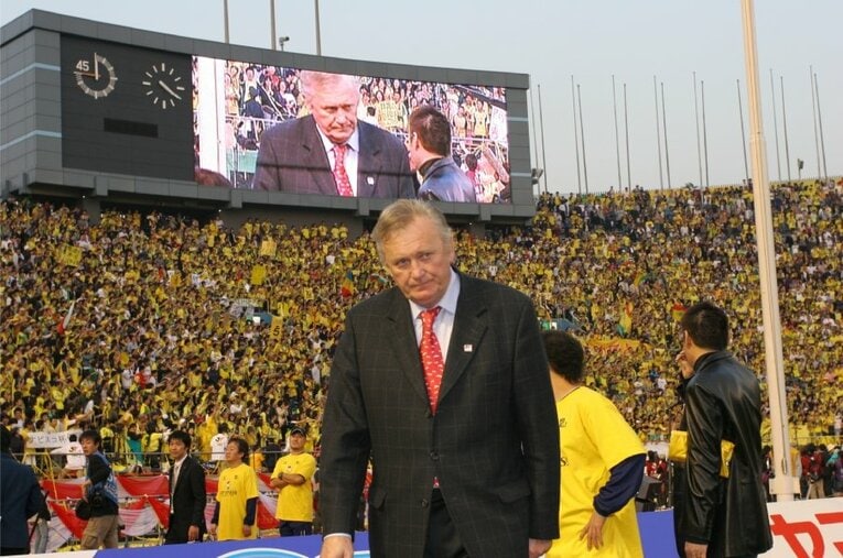 2005年のナビスコカップを制した際のオシム。そのスタイルは日本サッカー全体に大きな影響を与えた ／ photograph by Sports Graphic Number