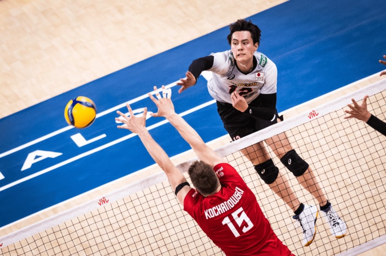 味方の動き、相手の陣形などを瞬時に判断してスパイクを打ち分ける高橋藍　©︎FIVB