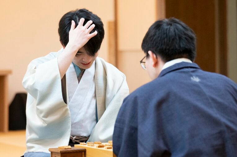 【藤井vs永瀬レア写真】負けても勝っても嬉しそう…2人の感想戦を見る（右に続きます）　©Keiji Ishikawa