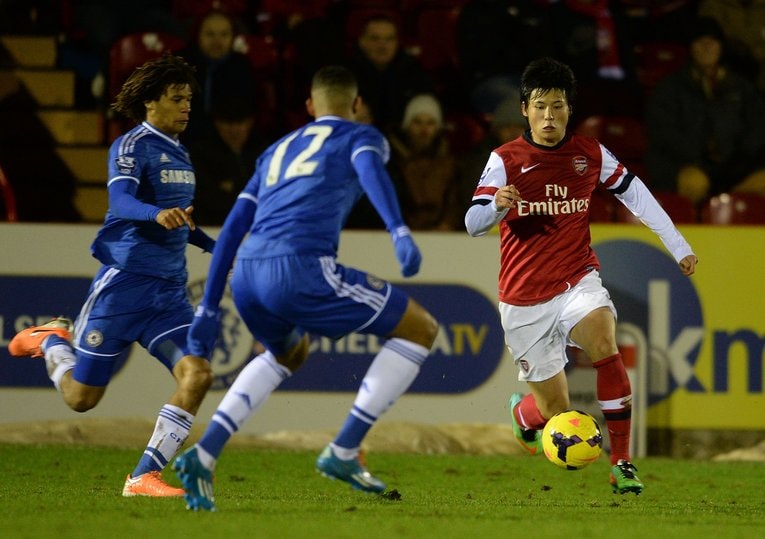 U21プレミアリーグカップで現オランダ代表DFアケとイングランド代表経験もあるMFロフタスチークとマッチアップ（2014年）　©︎Getty Images