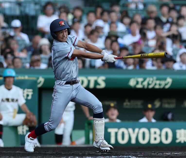 1回戦・札幌日大戦でタイムリーを放つ金本祐伍　©︎JIJI PRESS