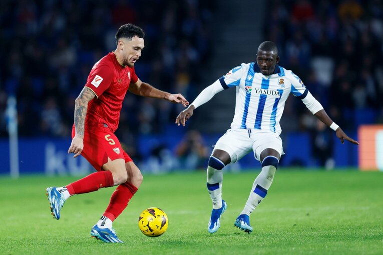 攻撃面で久保と好連係を見せたトラオレは、守備面でも相手キーマン、オカンポスの良さを消した　©Daisuke Nakashima