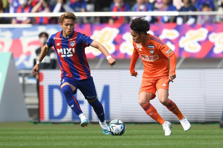 松木玖生（FC東京）とマッチアップする新潟の伊藤涼太郎　©Masashi Hara/Getty Images