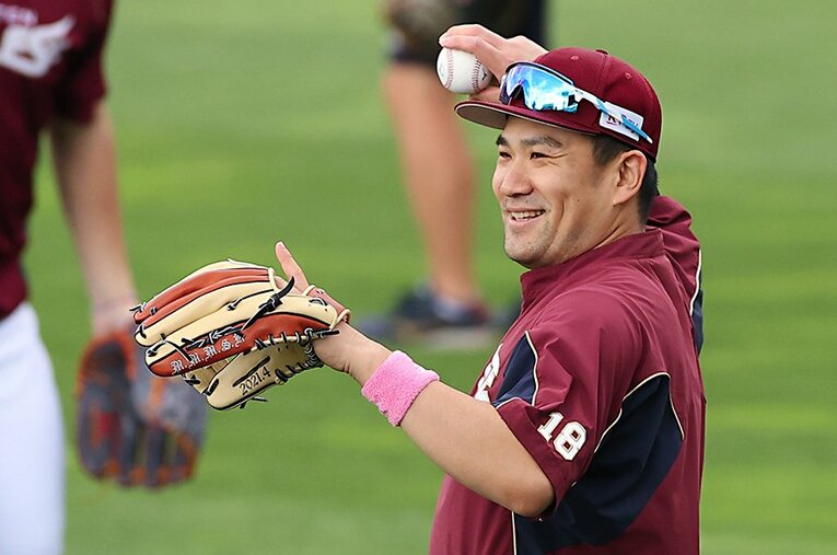 今季から楽天に復帰した田中将大。メジャーでの経験を踏まえて、帽子の中にヘッドガードを取り付けている ／ photograph by Sankei Shimbun