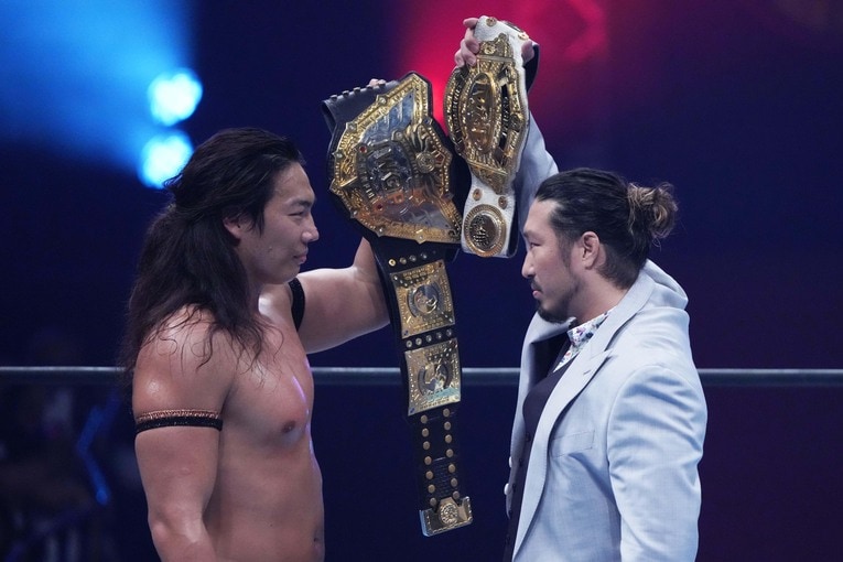 IWGP世界ヘビー級王者・竹下幸之助とIWGP GLOBALヘビー級王者・辻陽太。両者は2026年1月4日に互いのタイトルをかけて東京ドームで戦う　©Essei Hara