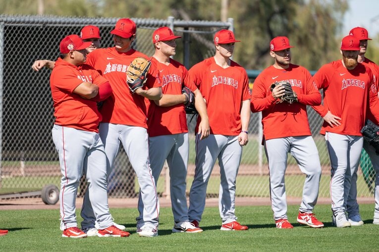 ベネズエラのホセ・スアレス投手（一番左）とじゃれあう大谷　©Nanae Suzuki