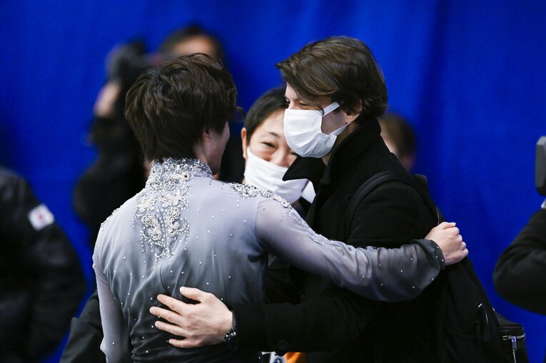 NHK杯、フリーの演技後、コーチのランビエル、出水慎一トレーナーと一緒に喜びを分かち合う 　©Asami Enomoto