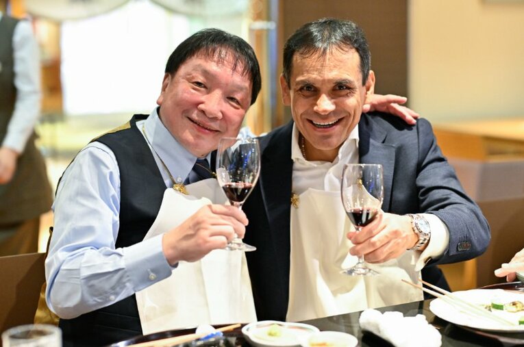 9月24日、都内で“再会”を果たした大橋秀行とリカルド・ロペス。写真はトークショー後の会食での2ショット ／ photograph by Hiroaki Yamaguchi