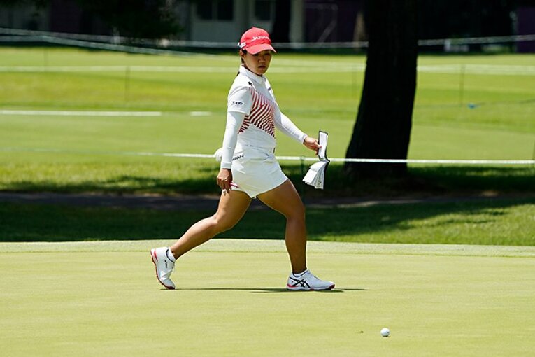 霞ヶ関CCを訪れてからも、ヤーデージブックを手にコースを確認する畑岡　©︎Shizuka Minami