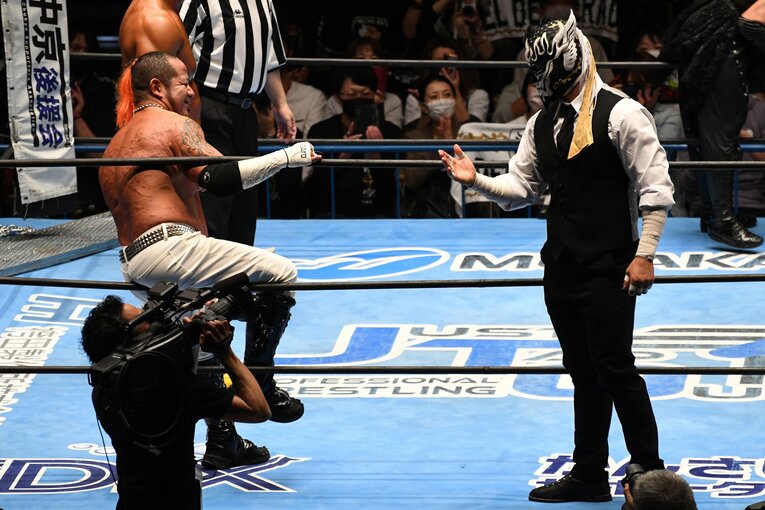 入場時、エル・デスペラードを笑顔でリングに招き入れる葛西純