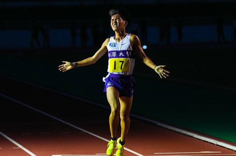 出雲駅伝の「7区」ともいえる大会後の記録会でトップでゴールした駒大の谷中　©Stoshi Wada