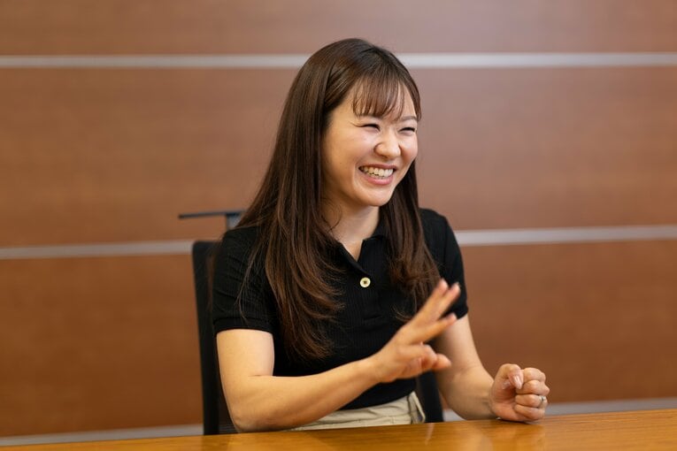 笑顔でインタビューに答える吉田　©Shiro Miyake