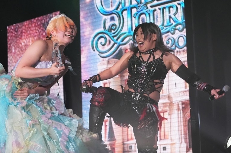 ステージで小波に襲われた羽南　©Essei Hara