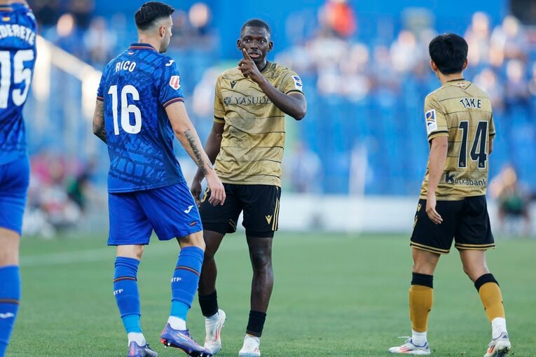 久保へのファールに、トラオレも抗議　©Daisuke Nakashima