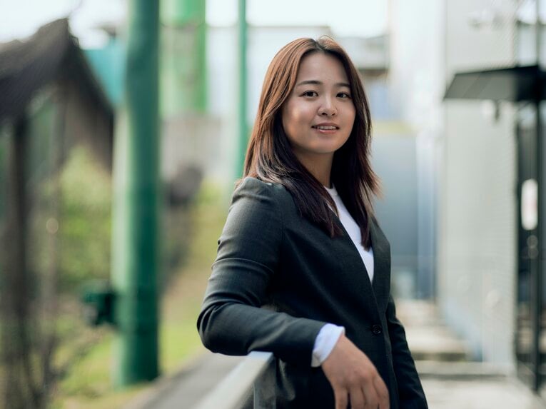 深いグリーンのスーツをまとって読売ジャイアンツ球場に現れた島野愛友利　©️Yuki Suenaga