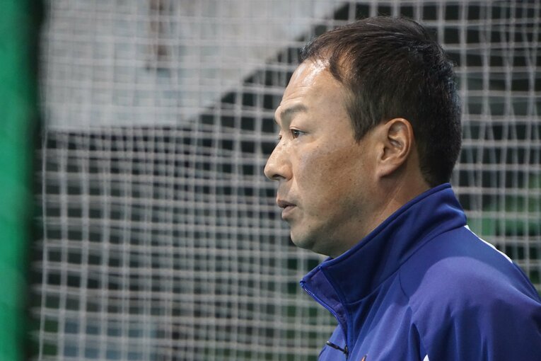 インタビューに応える星稜・山下智将監督、42歳　©Kei Nakamura