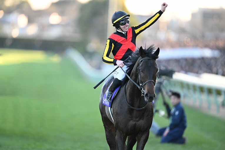 大歓声に応えるC・デムーロ　©Keiji Ishikawa