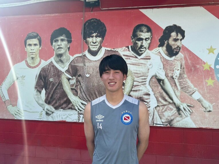 マラドーナら歴代の選手たちが描かれた壁画の前で（写真／Simpre提供）