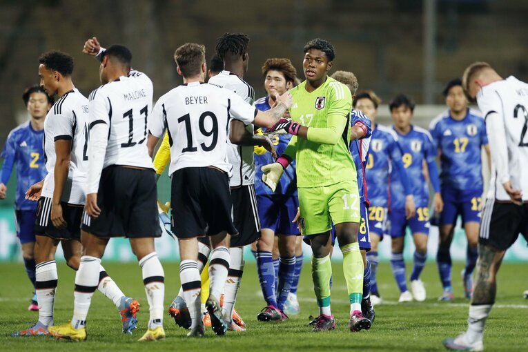 「CLやELに出ているドイツ有望株のフィジカルに負けず…」パリ世代日本代表を撮って感じた“肉体とハートの充実ぶり”(42)