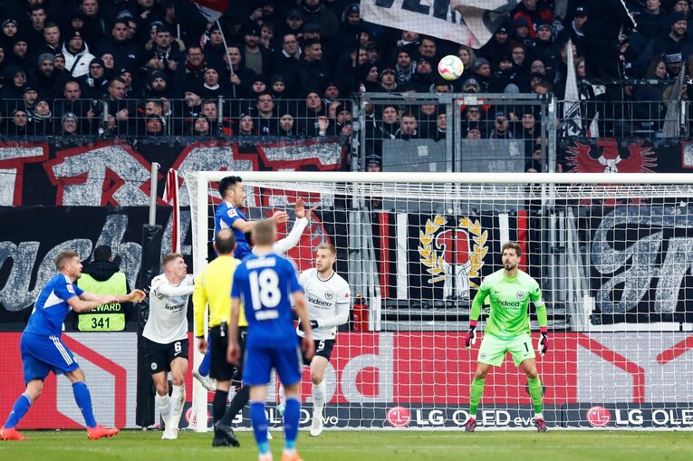 「1年前はJ2→ドイツ5部」上月壮一郎22歳の堂々1部デビュー…長谷部誠と握手、鎌田大地vs吉田麻也のW杯組対決も〈現地撮影〉(29)