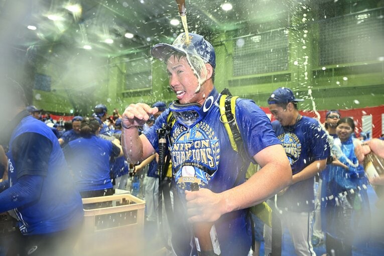 日本シリーズMVPに輝いたDeNA桑原将志がビールかけでこのパフォーマンス　©︎Naoya Sanuki