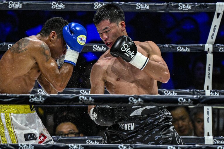 ガードの上から攻める那須川天心　©Takuya Sugiyama