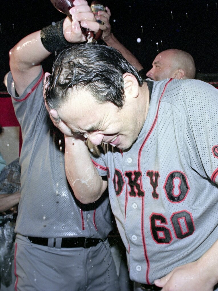 1994年の「10.8決戦」③  祝勝会でビールをかけられびしょ濡れの落合　©KYODO