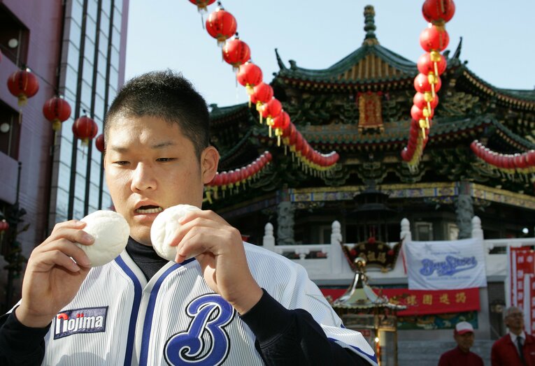 「新人選手バスツアー」で横浜中華街を訪れ、肉まんを手にする横浜ドラフト１位指名の筒香嘉智（横浜高）©︎JIJI PRESS