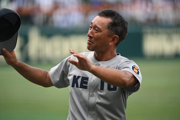 夏の甲子園を制した慶応・森林監督。アルプスへの挨拶で思わず涙　©Naoya Sanuki