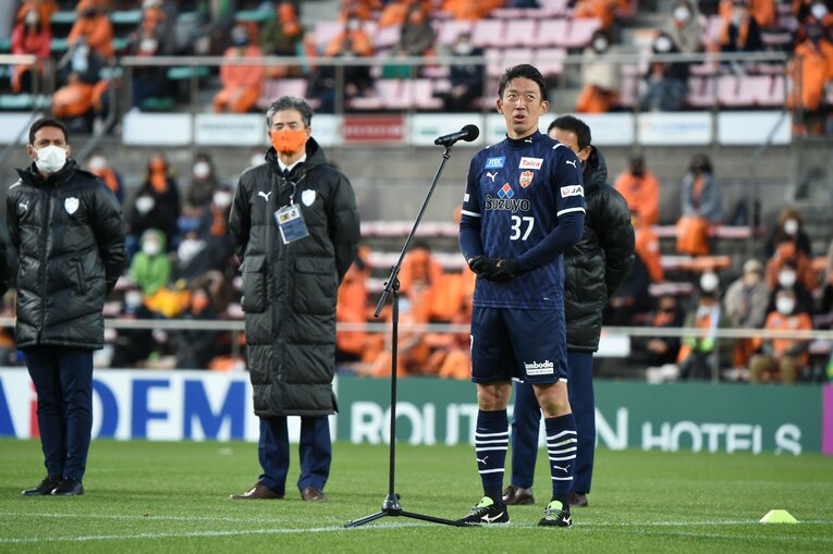 サポーターに挨拶する権田　©︎J.LEAGUE
