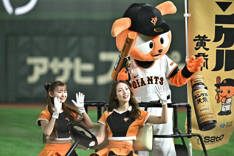 試合を盛り上げる巨人の公式マスコットガール「VENUS」　©Hideki Sugiyama