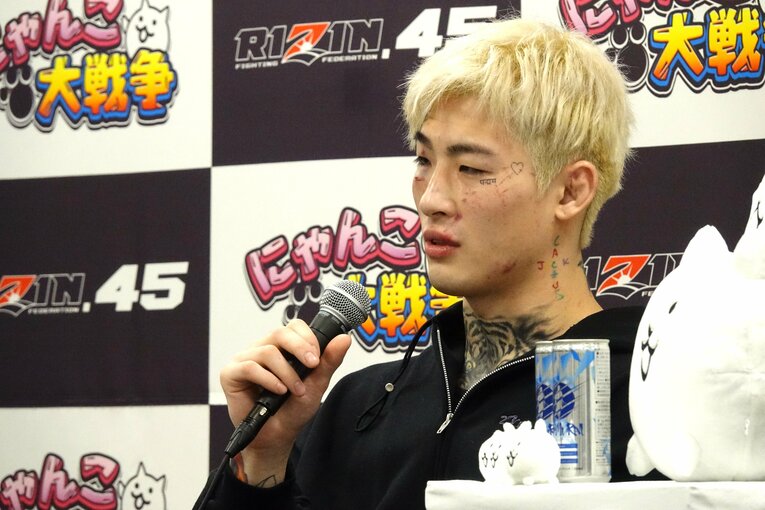 試合後の会見で記者の質問に答える平本蓮　©Koji Fuse