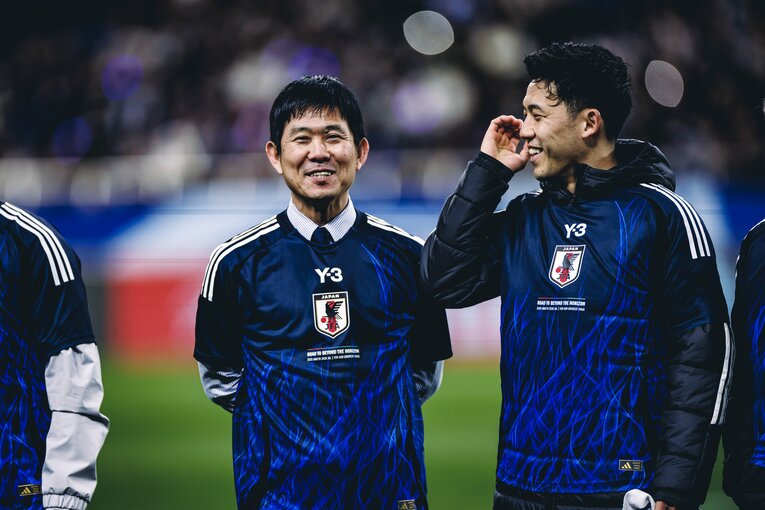 3月20日、バーレーン戦後。W杯出場を決め、キャプテン遠藤航と笑顔で話す　©Kiichi Matsumoto