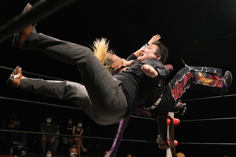 「凶器は模範六法」「伊製高級スーツでリングイン」異色の“東大卒”弁護士・川邉賢一郎がプロレスラーになるまで(21)