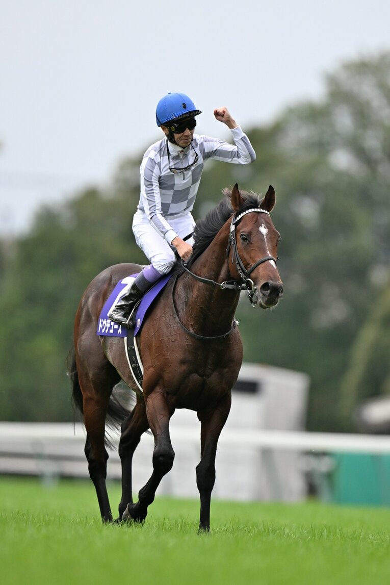 ドウデュースのウイニングラン　©Keiji Ishikawa