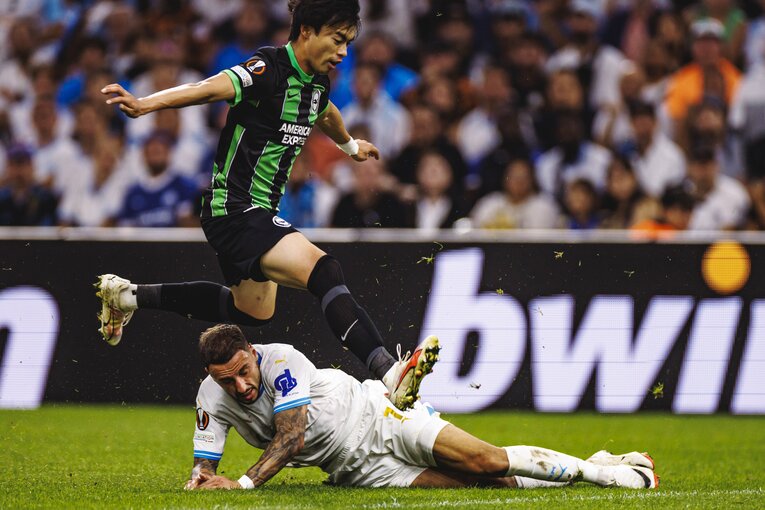 23-24シーズン、ELでの三笘　©Kiichi Matsumoto