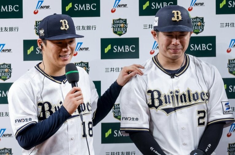 第６戦で完投勝利し「若月さんのおかげですね」と女房役の肩を叩いた山本由伸（左）　©Kiichi Matsumoto