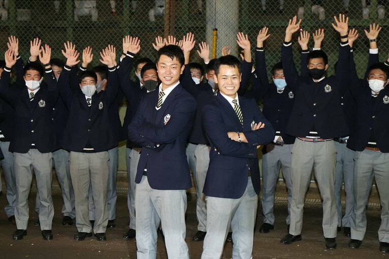 中日に1位指名を受け、巨人3位指名を受けた中山礼都（右）とポーズ（2020年）©︎JIJI PRESS