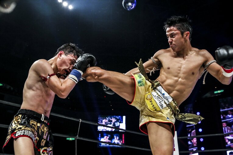 2018年12月にも石井一成（右）は大崎一貴とぶつかっている　©️KNOCK OUT Susumu Nagao