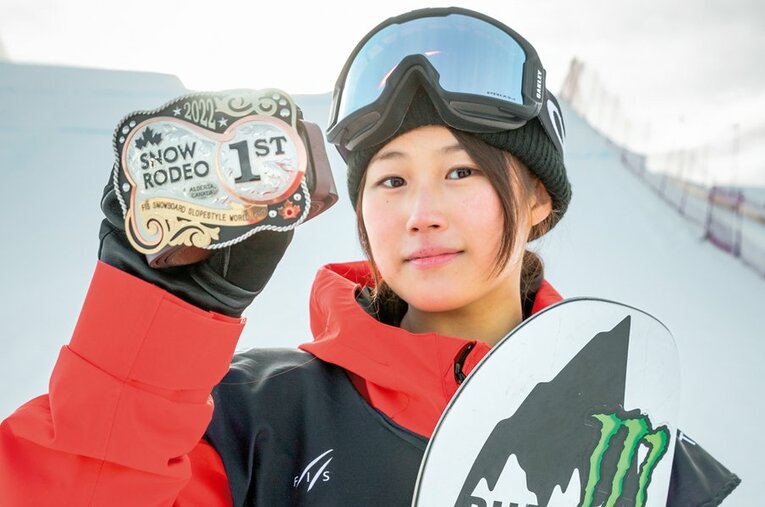 村瀬心椛（Kokomo Murase）2004年11月7日、岐阜県生まれ。4歳からスノーボードを始め、'18年Xゲームのビッグエアでは13歳で初優勝。153cm ／ photograph by Lee Ponzio