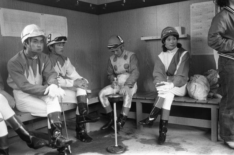 騎乗を待つ土屋さん（一番右）　©JIJI PRESS