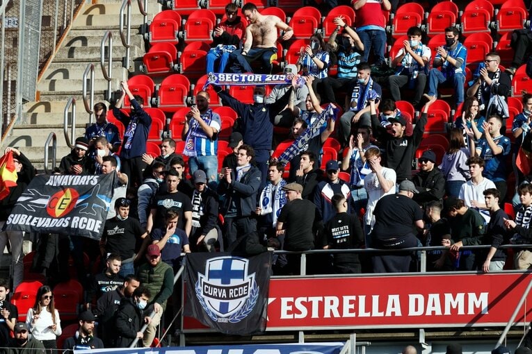 久保建英“オレが蹴る”FK弾→手荒い祝福に「い、痛いんですけど」 カメラマンが至近距離でとらえた一撃と、ファンから“感謝の大拍手”(3)