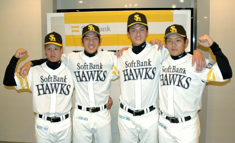 2013年12月育成枠選手新入団発表記者会見で、ポーズをとる（左から）曽根海成内野手、石川柊太投手、東方伸友投手、張本優大捕手