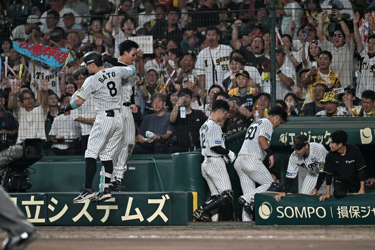 【サトテルの本塁打…TVに映らないセレブレーション】©Hideki Sugiyama