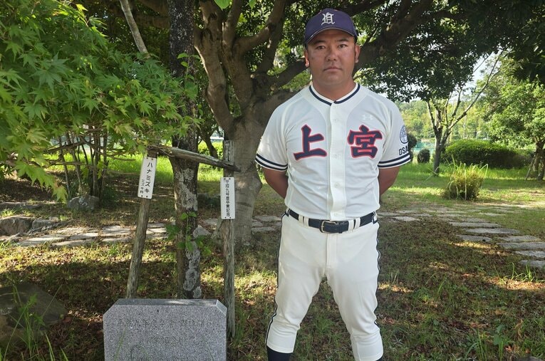 名門・上宮高を現在率いる村田監督。1997年神宮大会優勝の記念樹と石碑の前で　©Katsuharu Uchida