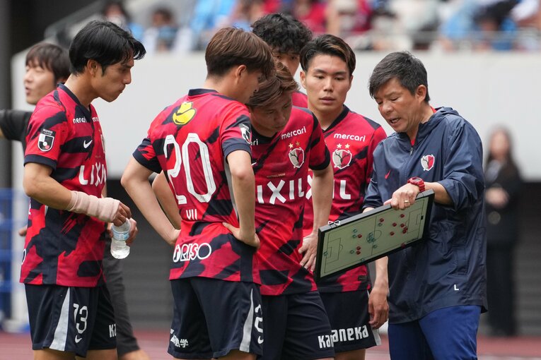 タクティクスボードを使って選手たちに指示を送る鬼木監督　©Masashi Hara