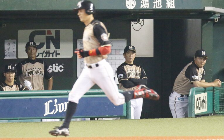ファイターズ時代の岡大海（手前）と金子コーチ（ベンチ右）　©︎JIJI PRESS