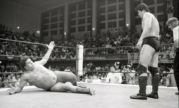 前田のヒザ蹴りにより倒れたアンドレは立ち上がることなく、無効試合となった　©東京スポーツ新聞社