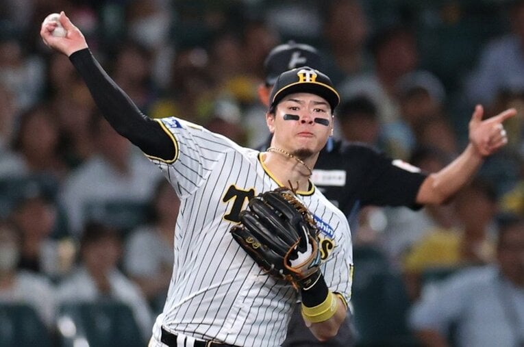 三塁守備率が取りざたされている佐藤輝明。チーム2位タイの14本塁打を放つスラッガーだけに外すのも難しいが……。 ／ photograph by JIJI PRESS